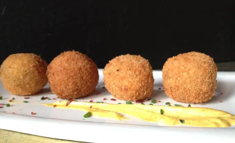 Bolas de garbanzos con cebolla, aceitunas y avellanas