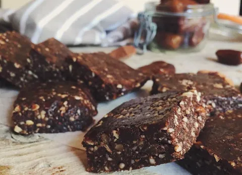 Brownie Raw o Rawnie, un bizcocho de chocolate y frutos secos