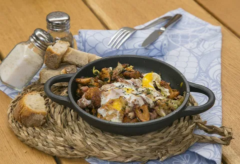 Rebozuelos con butifarra del perol y cebolla confitada