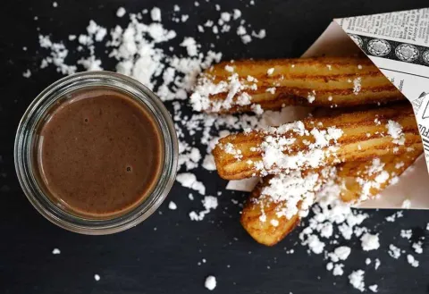 Churros de patata con salsa de morcilla