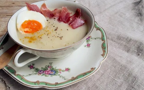 Crema de coliflor con jamón ibérico, huevo duro y un toque de curry