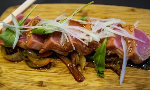 Tataki de atún a la soja con salteado vegetal y su punto de jengibre