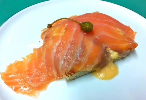 Tosta de holandesa con revuelto de huevo y salmón ahumado en casa