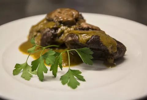 Carrilleras de cerdo ibérico con foie de pato