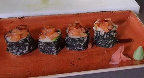 Tartar very good roll: un maki muy original con fideos en lugar de arroz