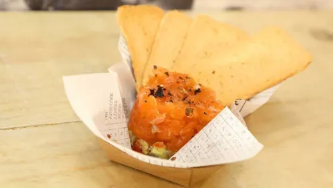  Tartar de salmón marinado con guacamole