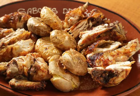 Pollo a la brasa a la portuguesa con patatas a murro