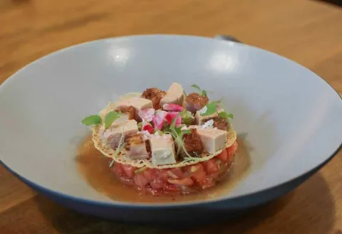 Tartar de tomate con crujiente de aceite, foie micuit y anguila 