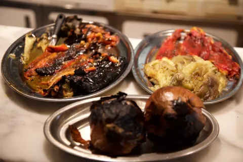 Escalibada de berenjena, pimiento rojo y cebolla de Figueras