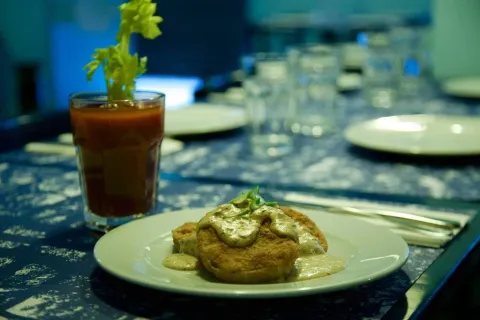 Tomates verdes fritos con salsa remoulade y gambas