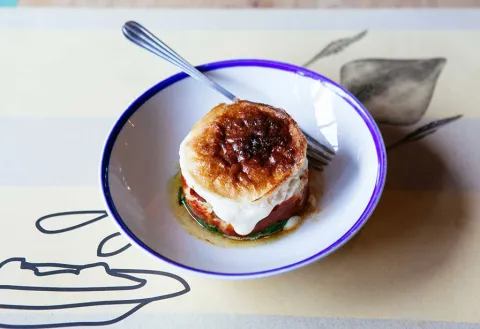 Bacalao con espinacas frescas, sofrito a la catalana y muselina suave de ajo