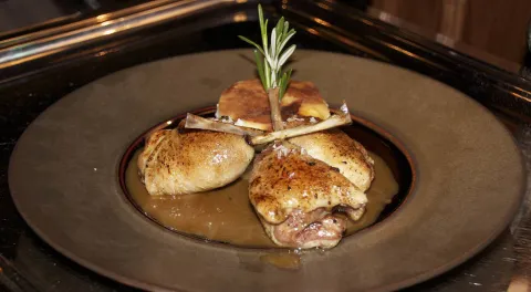 Muslos de pato canetón en confit con patatas cocidas con nata