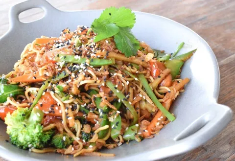 Wok de noodles de langotinos con verduras, anacardos y soja de Bere Bere