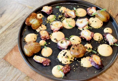 Pulpo braseado con patatas raté y mojo picón de Da-Re Gastrobar 