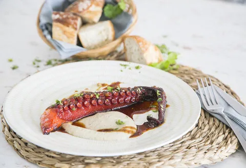 Pulpo con cremoso de berenjena y salsa agridulce  