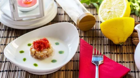 Crema templada de coliflor y almendras con tartar de gambas