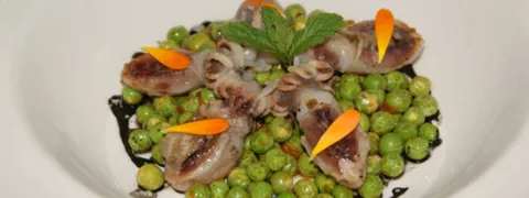 Guisantes frescos rehogados con chopitos y menta