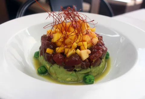 Tartar de atún rojo, guacamole y mango