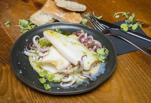 Calamar a la plancha con parmentier de berenjena ahumada