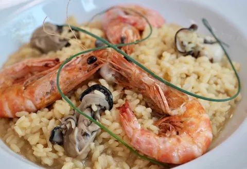 Arroz meloso con ostras y langostinos