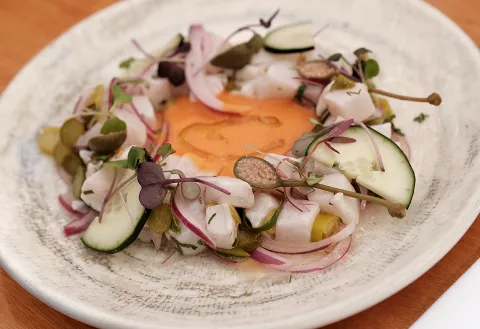 Ceviche con salsa de tomate y chile morita