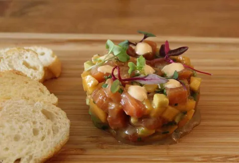 Tartar de salmón con toques del mundo y fruta de temporada