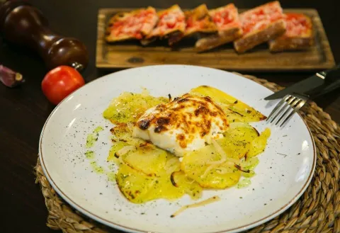 Bacalao gratinado con alioli y patatas al estilo payés 