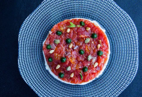 Tartar de tomate ahumado con queso Idiazabal y menta