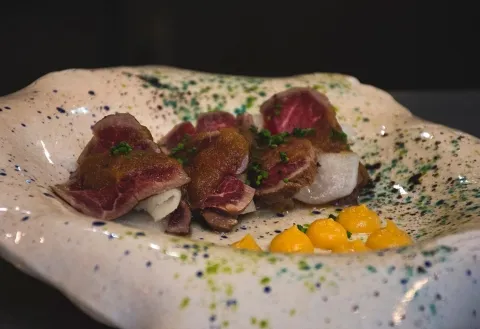 Tataki de solomillo de vaca, daikon, napicol y salsa de jengibre