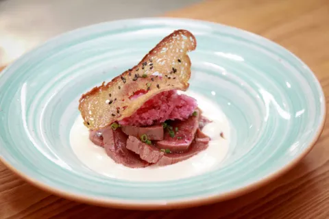 Tataki de atún con crema de almendras y granizado de uva