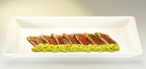 Maguro tataki: tataki de atún con crema de aguacate