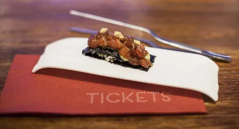 Milhojas de atún y aguacate, sabrosa y creativa tapa del Tickets