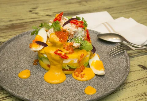 Causa limeña de pollo y salmón ahumado