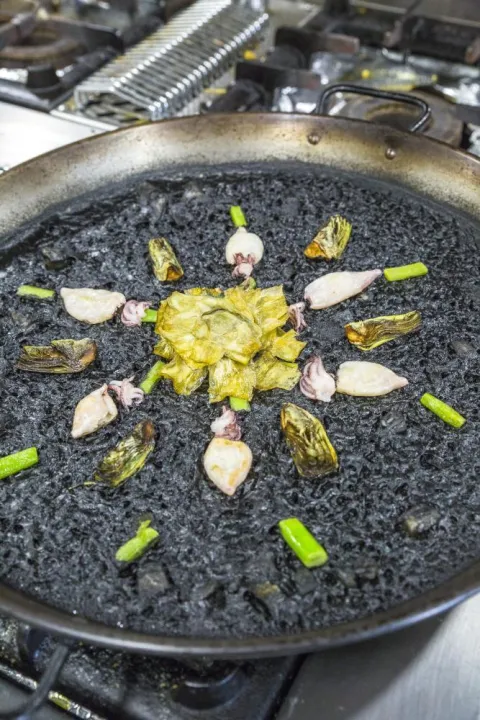 Arroz negro de alcachofa y chipirón