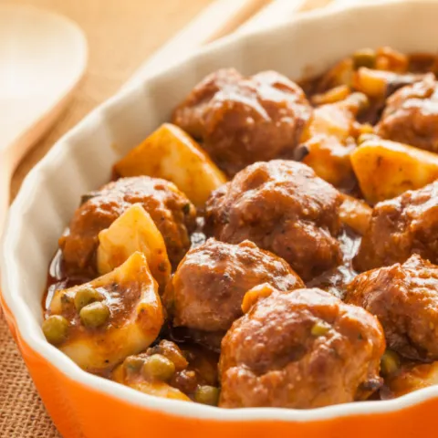 Receta de albóndigas con sepia y guisantes