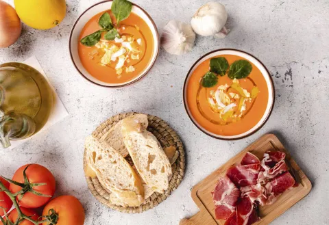 Salmorejo: descubre la receta original y otras variedades