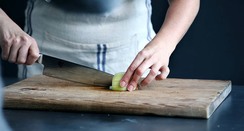 Cómo pelar y picar los ajos eficazmente y qué corte es mejor para cada uso  en la cocina